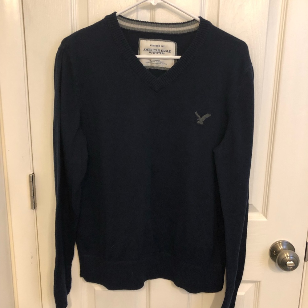 American Eagle Men’s Navy V-neck Sweater size L